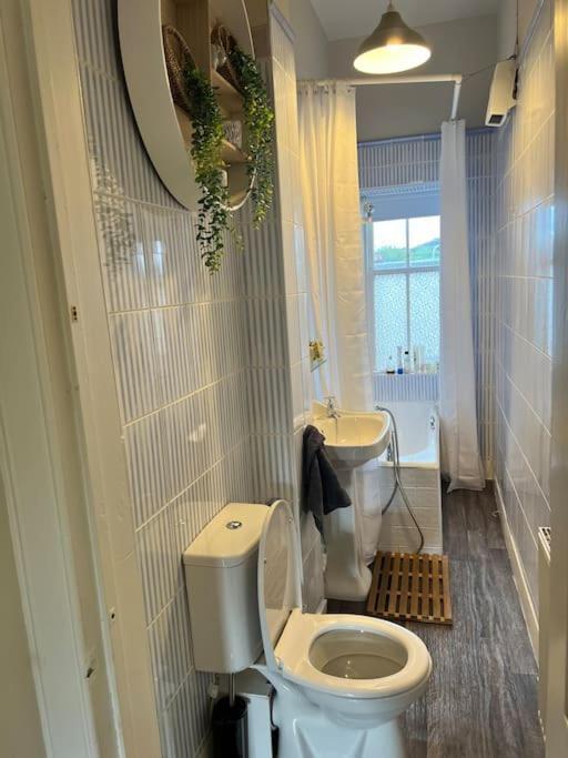 Beautiful Traditional Flat In The Center Of Largs. Экстерьер фото