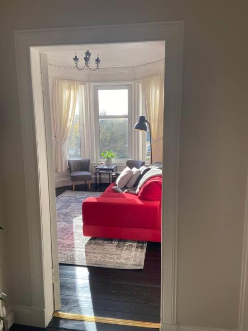 Beautiful Traditional Flat In The Center Of Largs. Экстерьер фото