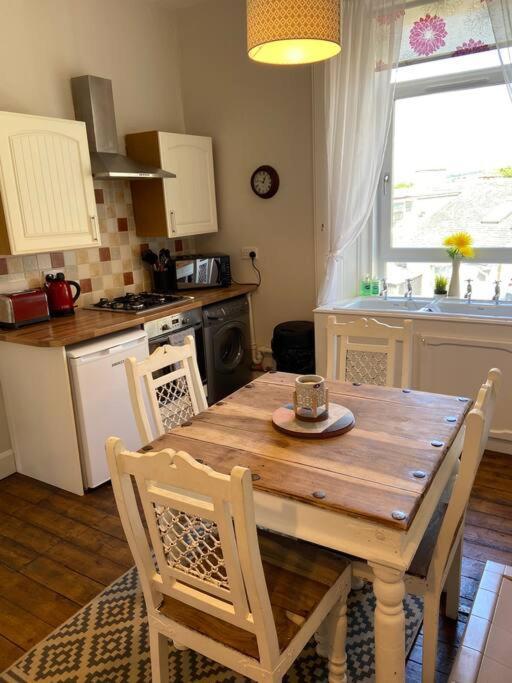 Beautiful Traditional Flat In The Center Of Largs. Экстерьер фото